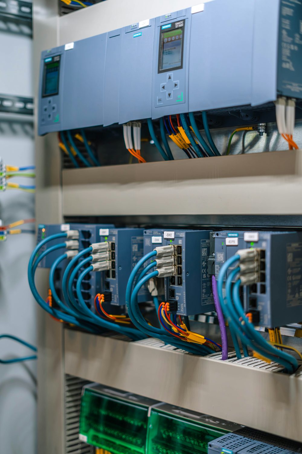 Armario de control industrial con PLC Siemens S7-1500
