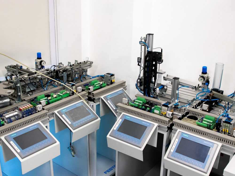 Automatización industrial con pantallas HMI Siemens y estaciones Festo