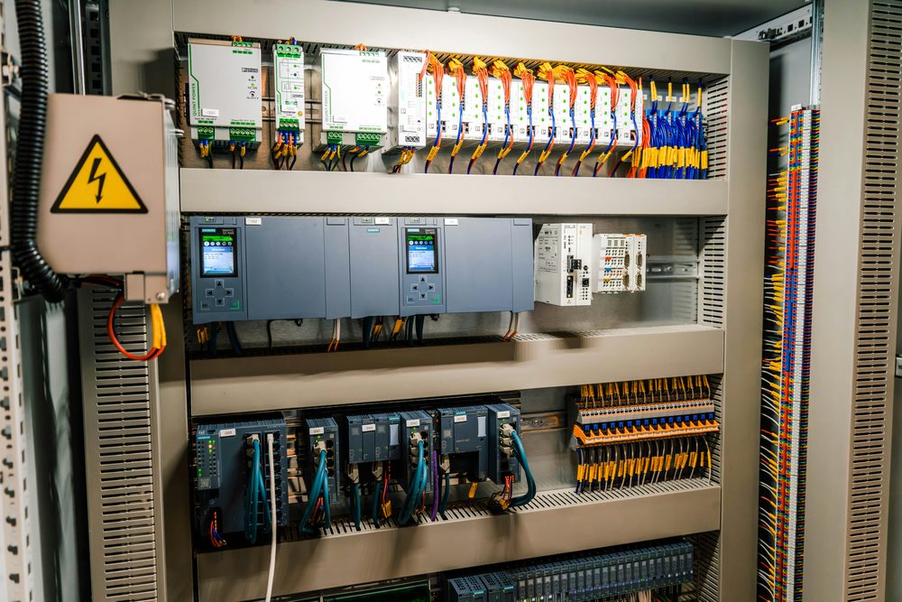 Tablero de control con PLC Siemens SIMATIC S7-1500 y switches Scalance